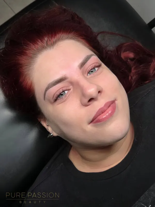 Client with healed berry lip stain, ombré brows and lifted lashes